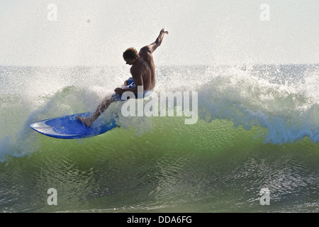 Surf à Playa Grande, dans le parc national de Las Baulas. Banque D'Images