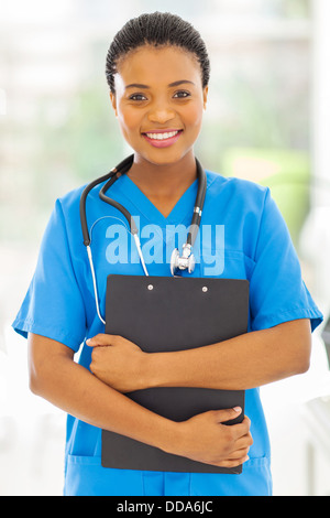 Belle femme African Medical nurse holding clipboard Banque D'Images