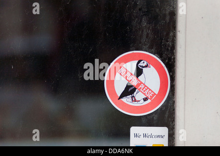 Un drôle d'aucun signe de fumer -No Puffin- coincé sur une fenêtre à Yarmouth, Nova Scotia, Canada Banque D'Images