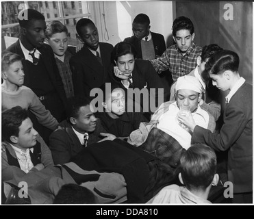 Corps de la victoire. Avec leurs cours d'anglais, cette classe à Benjamin Franklin High School de New York City est... - - 196329 Banque D'Images