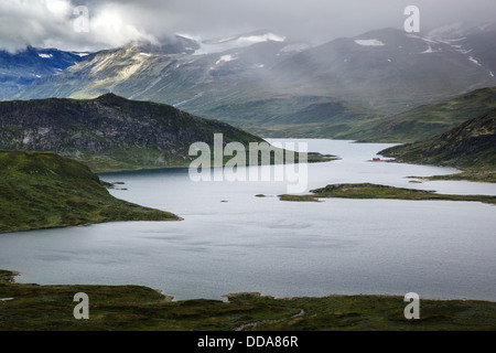 Lac Bygdin Bitihorn de regard sur l'Torfinnstindan Galdeberg de pics et dans le parc national de Jotunheimen Norvège Banque D'Images