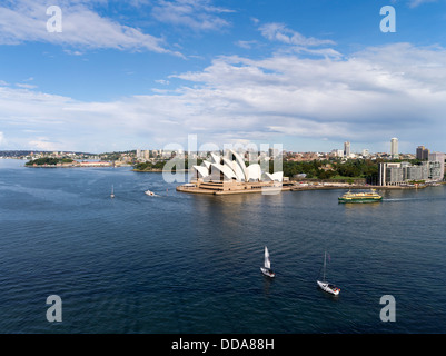 dh Sydney Harbour SYDNEY AUSTRALIE Bateaux à voile Sydney Opera House Harbour bateau aérien Banque D'Images