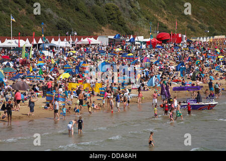 Bournemouth, Royaume-Uni. Août 29, 2013. . Jusqu'à un million de personnes sont mis à descendre à Bournemouth au cours des quatre jours que la sixième édition annuelle du Festival de l'air est en cours. Les foules affluent à la plage pour le premier jour du Festival de l'air. Credit : Carolyn Jenkins/Alamy Live News Banque D'Images