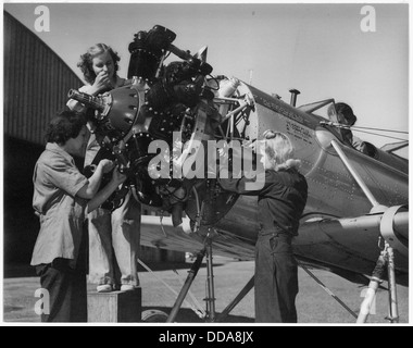 Les femmes qui travaillent sur un plan dans l'Army Air Corps - - 197164 Banque D'Images