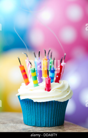 Éteint les bougies d'anniversaire avec Cupcake Banque D'Images