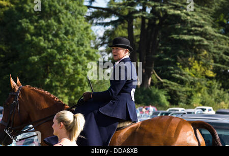 Weedon, España. Comté de Bucks Show. Une dame s'assit sur le côté sur son cheval. © Scott Carruthers/Alamy Banque D'Images