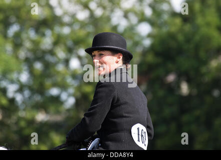 Weedon, España. Comté de Bucks Show. Une jolie dame s'assit sur le côté sur son cheval. © Scott Carruthers/Alamy Banque D'Images