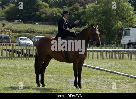 Weedon, España. Comté de Bucks Show. Une dame s'assit sur le côté sur son cheval. © Scott Carruthers/Alamy Banque D'Images