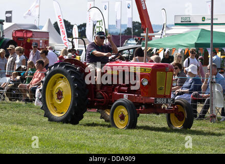 Weedon, España. Comté de Bucks Show. Tracteur Vintage's parade autour de l'arène principale. Crédit : Scott Carruthers/Alamy Live News Banque D'Images