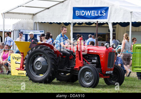 Weedon, España. Comté de Bucks Show. Tracteur Vintage's parade autour de l'arène principale. Crédit : Scott Carruthers/Alamy Live News Banque D'Images