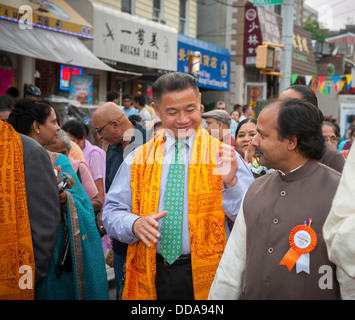 Contrôleur et candidat à la Mairie de New York John Liu fait un arrêt à la campagne Centre Hindou dans le Queens à New York Banque D'Images