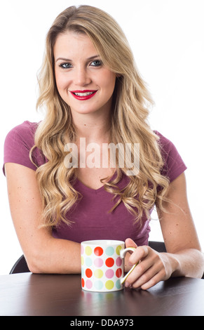 Parution du modèle. jolie jeune femme à boire le thé Banque D'Images