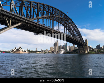 Dh de Sydney Harbour Bridge SYDNEY AUSTRALIE Sydney Opera House city skyline gratte-ciel Banque D'Images