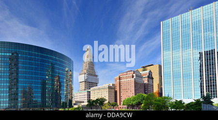 L'horizon du centre-ville de Hartford, dans le Connecticut au crépuscule de l'autre côté de la rivière Connecticut. Banque D'Images