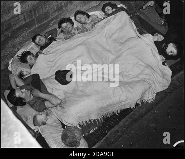 Cette image montre un refuge de raid aérien du Sud-est à Londres, en Angleterre, utilisé pendant la seconde Guerre mondiale pour protéger les civils contre les bombardements. Le refuge fait partie de l'infrastructure de guerre de la ville visant à protéger la population. Banque D'Images