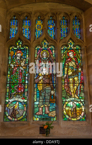 Close-up of colorful, figuratives vitrail vitrail commémoratif airman tués dans WW2 - Eglise St Mary, Kettlewell, North Yorkshire, England, UK Banque D'Images