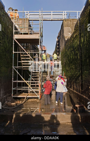 Les gens à l'intérieur d'une écluse, égouttés et tour à la rénovation au travail - journée portes ouvertes, Bingley's hausse cinq écluses, West Yorkshire, Angleterre, Royaume-Uni. Banque D'Images