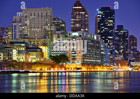 Upper East Side New York vu de l'autre côté de l'East River. Banque D'Images