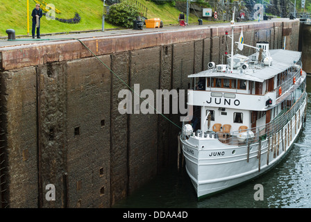 Par bateau sur la rivière Mur, Trollhättan, Suède Banque D'Images