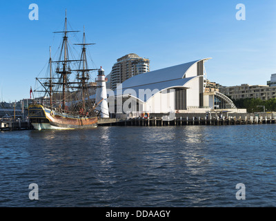 Dh de Darling Harbour à Sydney Australie HM Bark Endeavour Replica Australian National Maritime Museum building Banque D'Images