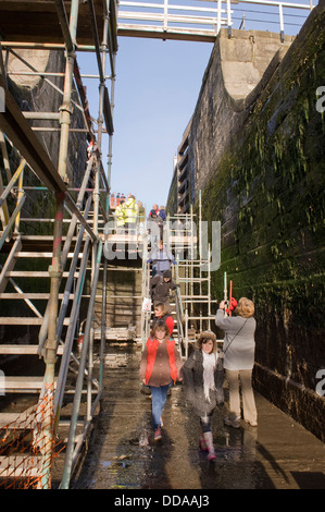 Les gens à l'intérieur d'une écluse, égouttés et tour à la rénovation au travail - journée portes ouvertes, Bingley's hausse cinq écluses, West Yorkshire, Angleterre, Royaume-Uni. Banque D'Images