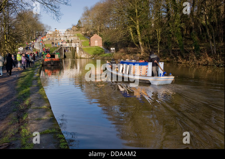 Les gens dans les petits bateaux et les membres de la marche et à la rénovation à occupé - journée portes ouvertes, Bingley's cinq Lieu serrures, West Yorkshire, Angleterre, Royaume-Uni. Banque D'Images