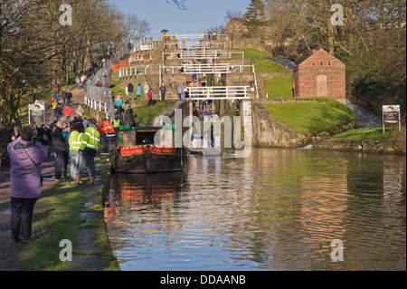 Les gens sur occupation de halage du canal ensoleillé par bateaux, randonnée et à des travaux de rénovation à - journée portes ouvertes, Bingley's hausse cinq écluses, West Yorkshire, Angleterre, Royaume-Uni. Banque D'Images