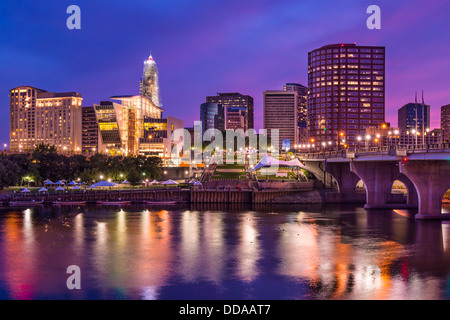 L'horizon du centre-ville de Hartford, dans le Connecticut au crépuscule de l'autre côté de la rivière Connecticut. Banque D'Images