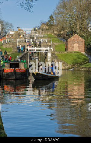 Les gens dans les petits bateaux et les membres de la marche et à la rénovation à occupé - journée portes ouvertes, Bingley's cinq Lieu serrures, West Yorkshire, Angleterre, Royaume-Uni. Banque D'Images