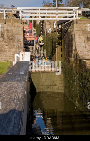 Les gens à l'intérieur d'une écluse, égouttés et tour à la rénovation au travail - journée portes ouvertes, Bingley's hausse cinq écluses, West Yorkshire, Angleterre, Royaume-Uni. Banque D'Images