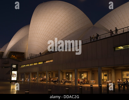 dh Sydney Opera House SYDNEY AUSTRALIA Cafe People point de vue Sydney Opera House toit illuminé architecture nuit Banque D'Images
