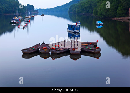 Bateaux amarrés sur Rudyard Lake dans la soirée Banque D'Images