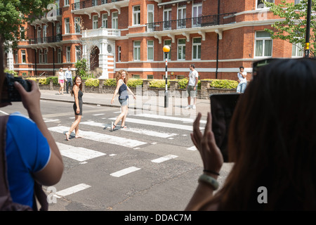 Passage pour piétons, rendu célèbre par Beatles en 1960 avec les touristes de photographier d'autres traversent la rue. Banque D'Images