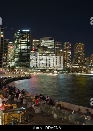 dh Sydney Harbour SYDNEY AUSTRALIA Cafe People Evening café en plein air restaurants ville bord de mer restaurant de nuit Banque D'Images