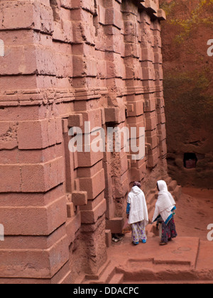 Les pèlerins d'entrer dans l'église Bet Amanuel Lalibela Banque D'Images