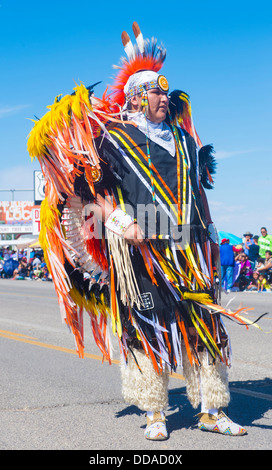 Native American avec costume traditionnel participe à l'annuel 92 Inter-tribal cérémonie au Nouveau-Mexique Gallup Banque D'Images