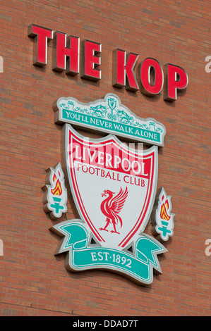 Le Liverpool Football Club crest orne la fin de Spion Kop d'Anfield Stadium dans le Merseyside. (Usage éditorial uniquement). Banque D'Images