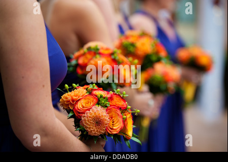 Bridesmaids holding bouquets sur l'autel Banque D'Images