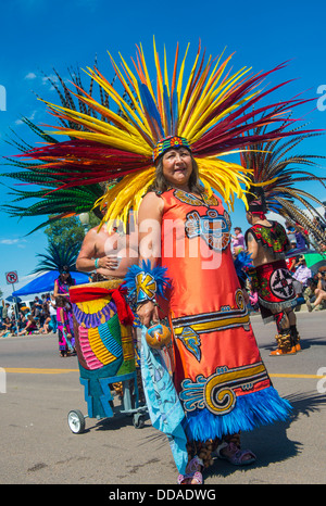 Danseurs aztèques avec costume traditionnel participe à l'annuel 92 Inter-tribal cérémonie au Nouveau-Mexique Gallup Banque D'Images