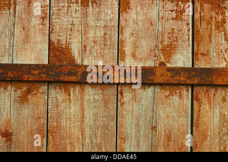 Vieille porte en bois, avec barre de métal rouillé Banque D'Images