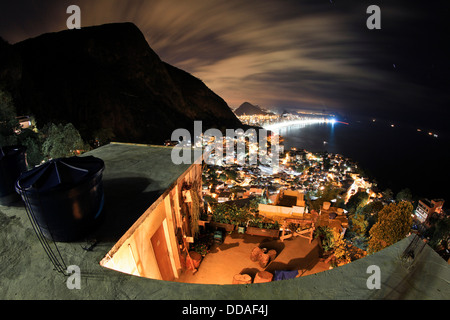 Vue de nuit du haut de la Favela Vidigal n. Les plages d'Ipanema et Leblon en arrière-plan, Rio de Janeiro, Brésil le boom immobilier Banque D'Images