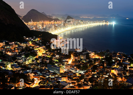 Vue de nuit du haut de la Favela Vidigal n. Les plages d'Ipanema et Leblon en arrière-plan, Rio de Janeiro, Brésil Banque D'Images