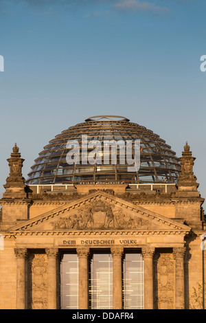 Fronton et dôme du Reichstag, Berlin, Allemagne Banque D'Images