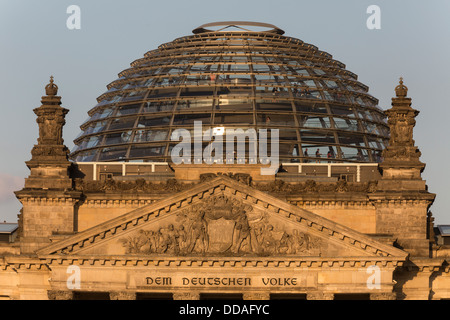 Fronton et dôme du Reichstag, Berlin, Allemagne Banque D'Images