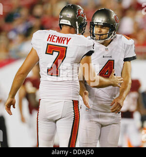 Le 29 août 2013 - Tampa, Floride, États-Unis - DANIEL WALLACE | fois.Tampa Bay Buccaneers kicker Rian Lindell (4) célèbre une 50- Cour partie objectif avec punter Chas Henry (7), au troisième trimestre, les Tampa Bay Buccaneers jouer les Redskins de Washington durant la pré-saison finale match au Stade Raymond James le Jeudi, août 29, 2013. (Crédit Image : © Daniel Wallace/Tampa Bay Times/ZUMAPRESS.com) Banque D'Images