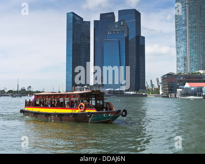 dh Marine Bay CENTRE-VILLE DE SINGAPOUR BUMBOAT croisière tours Singapour bateau-taxi eau gratte-ciel bateau de rivière Banque D'Images