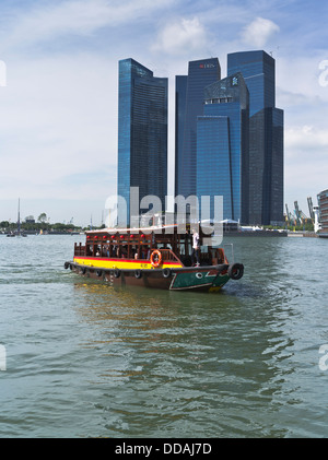 Centre-ville de la baie marine dh Bumboat SINGAPOUR Singapour tours croisière bateaux taxi de l'eau des gratte-ciel Banque D'Images