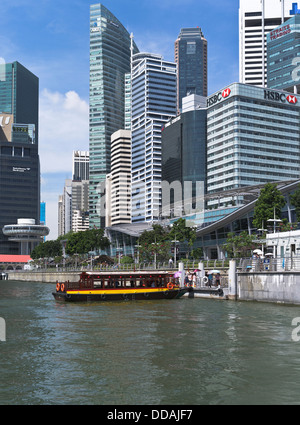 Centre-ville de la baie marine dh Bumboat SINGAPOUR Singapour jetée pier tours bateaux taxi de l'eau des gratte-ciel Banque D'Images