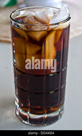 C'est haut, verre froid d'un cola boissons sur la glace. Boisson rafraîchissante pour une journée chaude. Banque D'Images