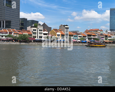 Dh Singapore River Boat Quay SINGAPOUR Singapour Bumboat tours bateaux taxi de l'eau des gratte-ciel Banque D'Images